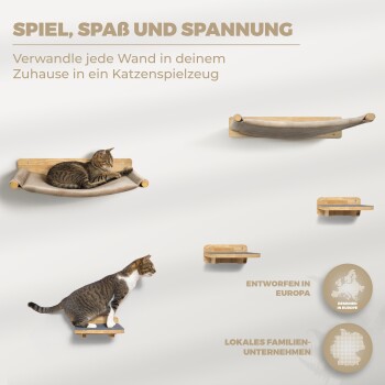 Eine getigerte Katze entspannt sich auf einem Holzregal, mit weiteren Regalen sichtbar. Text: "Spiel, Spaß und Spannung" und "Entworfen in Europa."