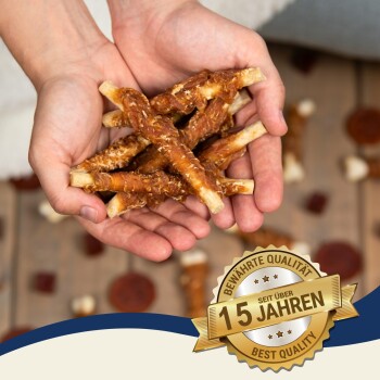 Ein Paar Hände hält einen Stapel Hundeleckerlis aus gedrehtem, zähem Fleisch, mit einem Abzeichen, das "15 Jahre" und "Beste Qualität" angibt.