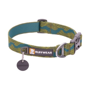 Ein grün-blaues Hundehalsband mit Camouflage-Muster, mit einem schwarzen Etikett mit der Aufschrift "RUFFWEAR" und einer Metallschnalle.