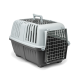 Zweifarbige graue Kunststoff-Transportbox mit Metallgitter-Vordertür, oberem Griff und seitlichen Lüftungsschlitzen.