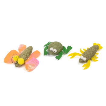 Drei bunte Haustierspielzeuge: eine pinke und gelbe Libelle, ein grüner Frosch und ein gelb-grüner Krebs, alle aus weichen Materialien.