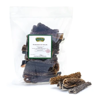 Eine durchsichtige Plastiktüte, gefüllt mit getrockneten Rinderpansenstücken, mit der Aufschrift "Masterfeed Rinderpansen (dt. Herkunft)" und Nährwertinformationen.