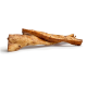 Deux bully sticks torsadés assaisonnés, friandises à mâcher pour chiens sur fond blanc.