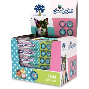 Bunte Präsentationsbox mit "CandyBar" Hundeleckerlis von Blue Tree, die eine lebendige Illustration eines Hundes zeigt, beschriftet mit "Leckere Auswahl."