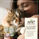 Nahaufnahme einer Katze, die neben drei Dosen "Betty's Landhausküche" Katzenfutter gehalten wird, das hochwertige Zutaten aus Deutschland zeigt.