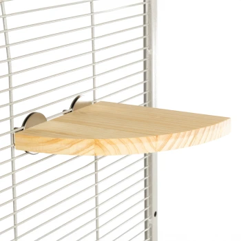 Holz-Eckregal, das an einem Metallkäfig befestigt ist, entworfen für kleine Haustiere, mit einer glatten Oberfläche und abgerundeten Kanten.