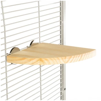 Holz-Eckregal, das an einem Metallkäfig befestigt ist, entworfen für kleine Haustiere, mit einer glatten Oberfläche und abgerundeten Kanten.