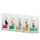 Fünf Tüten Katzenfutter der Marke Felicita, mit verschiedenen Geschmacksrichtungen und einer Vielzahl von Katzenbildern auf der Verpackung.