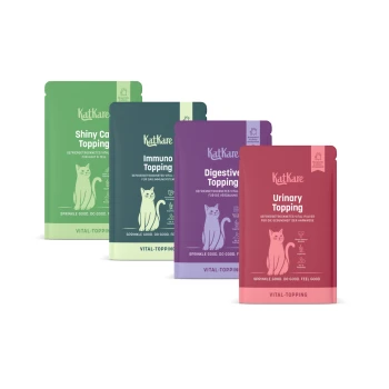 Roter KatKare 'Urinary Topping'-Beutel und violetter 'Digestive Topping'-Beutel als Katzenergänzungen mit Katzenillustration.