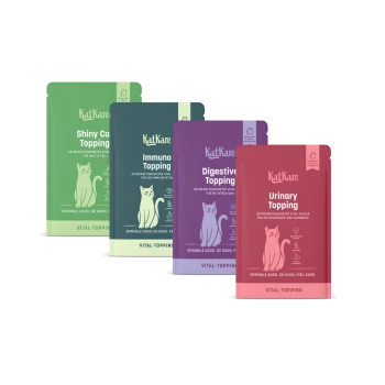 Roter KatKare 'Urinary Topping'-Beutel und violetter 'Digestive Topping'-Beutel als Katzenergänzungen mit Katzenillustration.