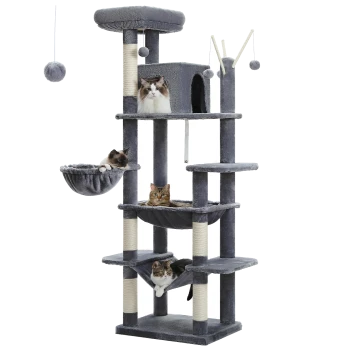 Ein mehrstöckiger grauer Kratzbaum für Katzen mit drei Katzen, die auf verschiedenen Plattformen entspannen, darunter eine Hängematte und ein gemütlicher Rückzugsort.