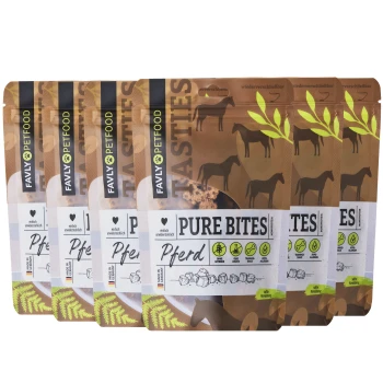 PURE Bites Pferd 720 g Eine Anzeige von sechs Beuteln Favly Pure Bites Haustierfutter für Pferde, mit einem braunen Design und Pferdesilhouetten sowie grünen Akzenten.