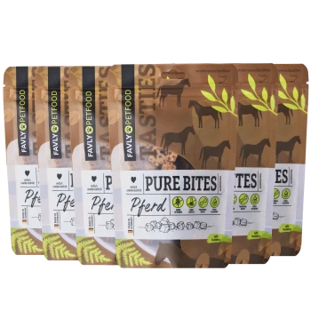 Eine Anzeige von sechs Beuteln Favly Pure Bites Haustierfutter für Pferde, mit einem braunen Design und Pferdesilhouetten sowie grünen Akzenten.