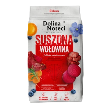 Opakowanie karmy dla psów Dolina Noteci Premium z suszoną wołowiną w kolorze czerwonym i białym, oznaczone "Suszona Wołowina" z borówkami i marchewką.