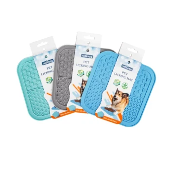 Vier bunte Haustierleckmatten in blauer, grauer und türkisfarbener Verpackung, mit einem Hundebild und dem Text "Noblezza Pet Licking Mat."