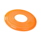 Jasnopomarańczowy frisbee dla psa z teksturowaną powierzchnią i centralnym otworem, zaprojektowane do zabawy na świeżym powietrzu.