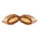 Nahaufnahme eines geteilten Haustierleckerli, das eine knusprige braune Außenseite und eine weiche, cremige gelbe Füllung zeigt.