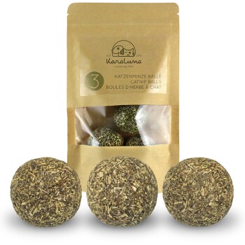 Drei Katzenminze-Bälle sind vor einer transparenten Tüte mit dem Aufdruck "Kara Luna" und dem Text "Katzenminze Bälle" und "3" ausgestellt.
