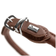 Nahaufnahme eines braunen Leder-Hundehalsbands mit einer silbernen Schnalle und einem Metallschild mit dem Markennamen 'HUNTER.'