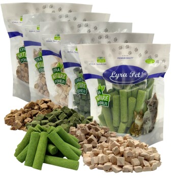 Lyra Pet-Tüten mit den Aufschriften 'Lyra Pet' und 'Nature Power', mit grünen Sticks, beige/braunen Würfeln und Katzenabbildungen.
