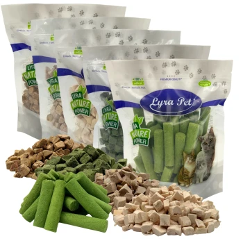 Lyra Pet-Tüten mit den Aufschriften 'Lyra Pet' und 'Nature Power', mit grünen Sticks, beige/braunen Würfeln und Katzenabbildungen.