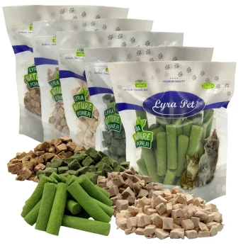 Lyra Pet-Tüten mit den Aufschriften 'Lyra Pet' und 'Nature Power', mit grünen Sticks, beige/braunen Würfeln und Katzenabbildungen.