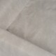 Eine Nahaufnahme eines weichen, strukturierten, hellgrauen Stoffes, möglicherweise für Haustierbettwäsche oder Zubehör, mit sichtbaren Nähten entlang der Kante.
