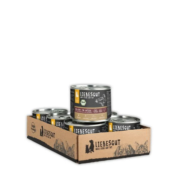 Kartonschale mit Liebesgut Katzenfutterdosen, mehrere Metalldosen mit der Aufschrift 'LIEBESGUT' und Katzenillustrationen.