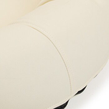 Nahaufnahme eines cremefarbenen Haustierbettes mit glatter Kunstledertextur und sichtbaren Nähdetails.