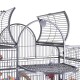 Eine Nahaufnahme eines geräumigen Metallvogelkäfigs mit gebogenen oberen Öffnungen, mehreren Regalen und hängenden Spielzeugen.