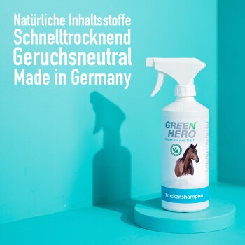 Flasche mit GREEN HERO Trockenshampoo für Pferde, mit einem Pferdebild, und Text, der natürliche Inhaltsstoffe, schnelles Trocknen und geruchsneutral hervorhebt.