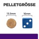 Bild, das zwei Tierfutterpellets zum Größenvergleich zeigt: ein rundes Pellet (13,5 mm) neben einem blauen Würfel (16 mm) mit dem Text "PELLETGRÖSSE."