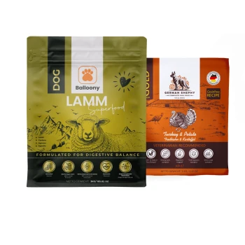 Zwei Hundfutterverpackungen: Balloony's "Lamm Superfood" mit Lamm und German Shephy's "Truthahn & Kartoffel", getreidefrei und vom Tierarzt empfohlen.