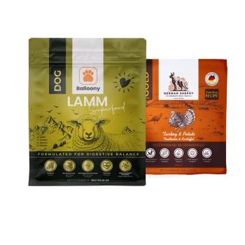 Zwei Hundfutterverpackungen: Balloony's "Lamm Superfood" mit Lamm und German Shephy's "Truthahn & Kartoffel", getreidefrei und vom Tierarzt empfohlen.