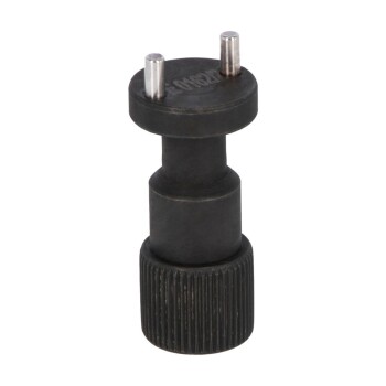 Schwarzes Haustierpflegewerkzeug mit zwei Metallzinken und einem gerippten Griff.