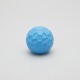 Ein strukturierter blauer Gummiball, der für Haustiere entworfen wurde, mit einem Wabenmuster, vor einem schlichten weißen Hintergrund.