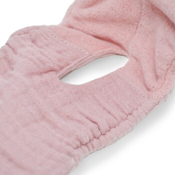 Nahaufnahme eines weichen rosa Haustierkleidungsstücks mit einem Loch für den Kopf, aus strukturiertem Stoff und mit elastischen Kanten für Komfort.