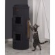 Eine verspielte graue getigerte Katze greift nach einem dunkelgrauen Katzenbaum mit zwei Öffnungen und einem Kratzbaum, vor einem hellen Hintergrund.