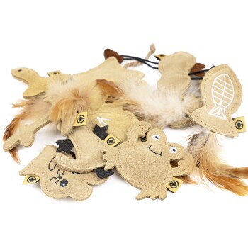 Eine Sammlung von weichen, plüschigen Haustierspielzeugen in Form von Tieren und Fischen, mit Federn und verspielten Designs, die auf einem weißen Hintergrund verstreut sind.