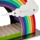 Bunter Katzenkratzbaum in Form eines Regenbogens mit einer weißen Wolke mit der Aufschrift "Regenbogen!" und einer strukturierten Kratzfläche.