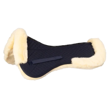 Ein navy-blaues Sattelpad mit einer gesteppten Textur und weichem, cremefarbenem Fleecebesatz, mit einem Klettverschluss für sicheren Halt.