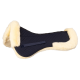 Ein navy-blaues Sattelpad mit einer gesteppten Textur und weichem, cremefarbenem Fleecebesatz, mit einem Klettverschluss für sicheren Halt.