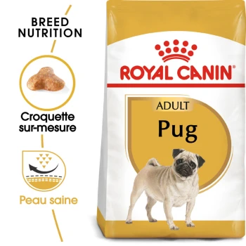 Sac de nourriture pour chien Royal Canin Adult Pug avec une illustration de carlin, avec un texte mettant en avant la nutrition de la race et les bienfaits pour la peau.