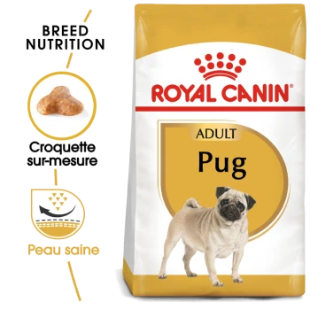 Sac de nourriture pour chien Royal Canin Adult Pug avec une illustration de carlin, avec un texte mettant en avant la nutrition de la race et les bienfaits pour la peau.
