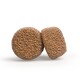 Zwei runde braune trockene Kroketten mit strukturierter Oberfläche auf braunem Hintergrund.