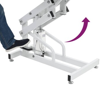 Schwarze Haustiermatte mit einem strukturierten, gitterartigen Muster, mit abgerundeten Ecken und einer glatten Kante.