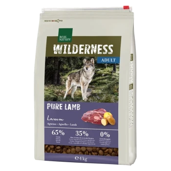 Eine Tüte Real Nature Wilderness Adult Hundefutter, "Reines Lamm," mit einem Wolf im Wald. Enthält 65% Lamm, 35% Früchte/Gemüse, 0% Getreide.