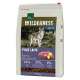 Un sac de nourriture pour chiens Real Nature Wilderness Adult, "Pure Lamb," avec un loup dans une forêt. Contient 65 % d'agneau, 35 % de fruits/légumes, 0 % de céréales.