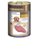 Nourriture pour chiens en conserve étiquetée "Premiere Meati Sensitive" contenant de l'agneau et de la pomme de terre, avec une photo de viande crue et une tranche de pomme de terre.