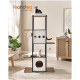 Ein moderner Katzenbaum mit mehreren Ebenen, mit einem gemütlichen oberen Platz, zwei spielenden Katzen und einem hängenden Spielzeug. Das Design ist stilvoll und funktional.